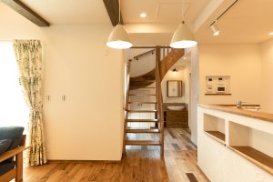 個性的なモダンカーブ階段