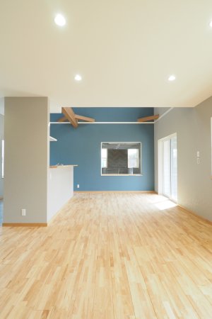 ガレージ内を眺められる大きな窓